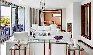 Açık tonlarda oturma odası dekorasyonu