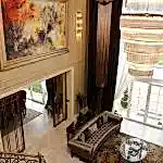 Villa oturma odası dekorasyonunda tablo kullanımı