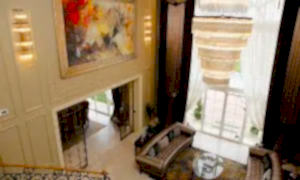 Villa oturma odası dekorasyonunda tablo kullanımı