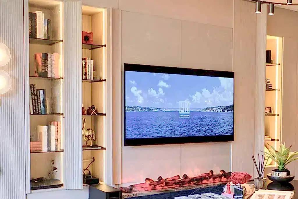 Minimal çerçeveli televizyon ve gömme dolap ile gizli led aydınlatma sistemi